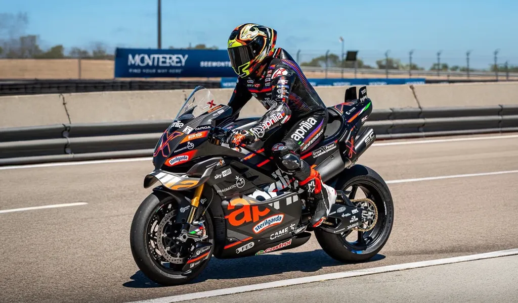 Max Biaggi prova in pista la RSV4 X