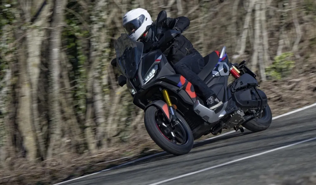 Come va lo scooter Aprilia SR GT 400